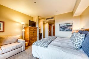 1 dormitorio con 1 cama y 1 sofá en Sundial Lodge #316A & #316B, en Park City