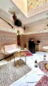 sala de estar con mesa y chimenea en Riad Hayat, en Marrakech