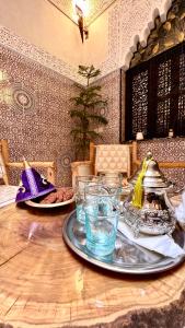 stół z talerzami jedzenia i napojów w obiekcie Riad Hayat w Marakeszu