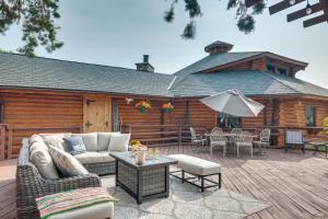 un ponte di legno con un divano e sedie su una cabina di Ironwood Superior Home about 4 Mi to Big Powderhorn! a Ironwood