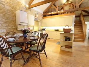 a kitchen with a table and chairs in a room at The Granary in Cheltenham