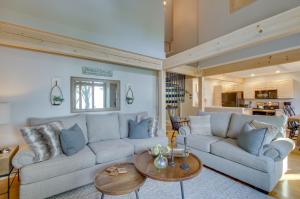 ein Wohnzimmer mit einem Sofa und einem Tisch in der Unterkunft Serene Hideaway with Views, 1 Mi to Hike and Ski! in Wintergreen