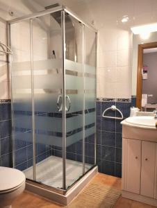 坎波的住宿－Hostal Turbon，带淋浴、卫生间和盥洗盆的浴室