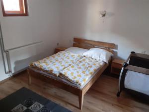 1 dormitorio con 1 cama en una habitación en Menedék - testnek és léleknek 