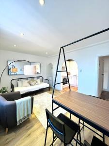 - un salon avec un lit, une table et des chaises dans l'établissement Bright & Spacious 1 bed steps from Hyde Park, à Londres