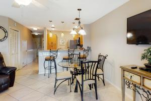 Μια τηλεόραση ή/και κέντρο ψυχαγωγίας στο Seascape Lakefront Villas 228