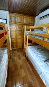 a room with two bunk beds in a house at Casa Bambú, con ac y wifi in Puerto Jiménez