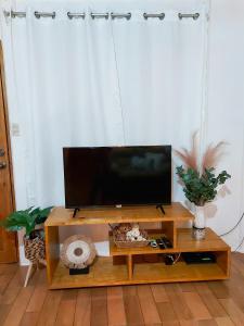 TV a/nebo společenská místnost v ubytování Casa Bambú, con ac y wifi