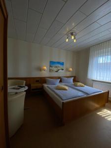 a bedroom with a large bed in a room at Haus Ohio Garni in Borkum