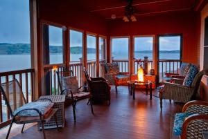 a room with chairs and a table on a balcony at Shorelight Inn in Benicia