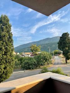 - une vue depuis le balcon d'une maison avec une route dans l'établissement Hotel Perjanik, à Danilovgrad