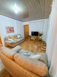 sala de estar con sofá y TV en Casa Bambú, con ac y wifi, en Puerto Jiménez