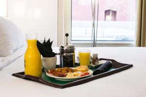un vassoio con prodotti per la colazione su un tavolo con succo d'arancia di Holiday Inn Hotel & Suites Chattanooga, an IHG Hotel a Chattanooga