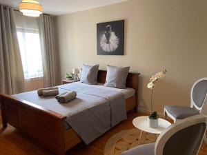 a bedroom with a bed and a table and chairs at Le Saint André in Villers-sur-Port