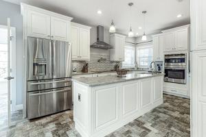 uma cozinha com armários brancos e electrodomésticos de aço inoxidável em Lake Norris Epic Aqua Haven em Maynardville