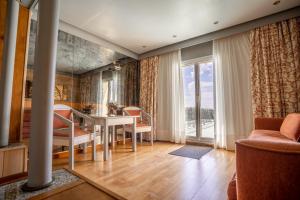 een eetkamer met een tafel en stoelen bij Hotel Balneario de Chiclana in Chiclana de la Frontera