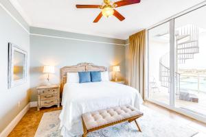 Un pat sau paturi într-o cameră la Destin West Resort - Gulfside PH03