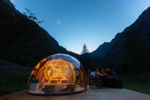 um grupo de pessoas sentadas numa mesa numa tenda em The Lynx em Salvan