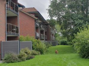 a building with a yard with a fire hydrant in front of it at Mövenschiss in Wremen