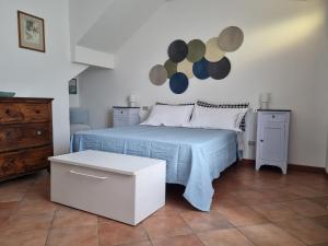 una camera con un letto e una coperta blu di La Locanda delle Idee Perugia a Perugia
