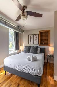 Кровать или кровати в номере Broadway Suites - Stunning Downtown Condos