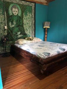 łóżko w pokoju z obrazem na ścianie w obiekcie Finca Bambú Del Valle w mieście Santa Clara