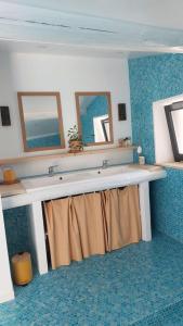 Fotografie z fotogalerie ubytování Chambre avec cuisine, vue et piscine privée au cœur du Beaujolais v destinaci Blacé