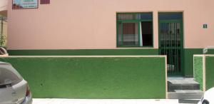 una pared verde frente a un edificio en Apartamento Bajo en el Tamaduste Zona Privilegiada, en Tamaduste