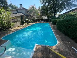 una piscina de agua azul en un patio en Charming cottage near Memphis zoo and restaurants en Memphis