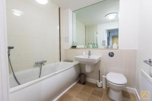 Ένα μπάνιο στο Luxury 2-bed In central MK By Valore Property Services +18 φωτογραφίες