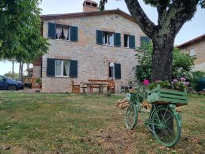 una bicicletta parcheggiata accanto a un albero di fronte a una casa di La Locanda delle Idee Perugia a Perugia