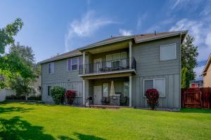 una grande casa con balcone e cortile di Scenic View Retreat a Walla Walla