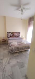 Un dormitorio con una cama y un ventilador de techo. en Costa Ballena!!! House on Mediterranean Coast with pool and golf!!! Dúplex!!!, en Costa Ballena 34 fotos más