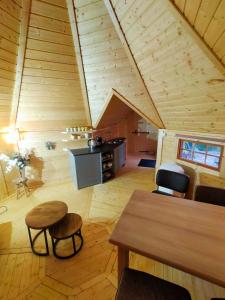 een kamer met een tafel en stoelen in een hut bij Kota Wadway in Spanbroek