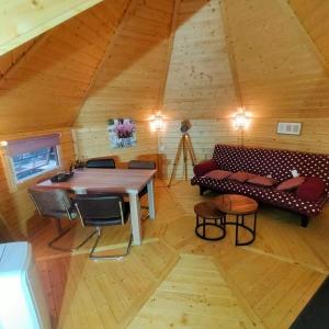 a living room with a couch and a table at Kota Wadway in Spanbroek