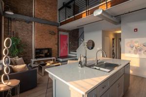 Gambar di galeri bagi Entire Historic Building Sleeps 30 di Cincinnati +91 gambar