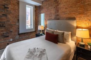 Katil atau katil-katil dalam bilik di Entire Historic Building Sleeps 30