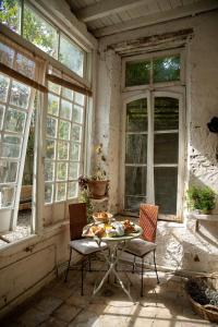 モントレアルにあるCamellas-Lloretの窓のある部屋(テーブル、椅子付)