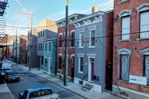 El barrio en el que está la casa vacacional o un barrio cercano