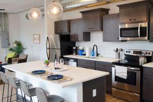 Η κουζίνα ή μικρή κουζίνα στο Stunning Condos Near Washington Park w Parking +79 φωτογραφίες