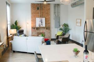 Χώρος καθιστικού στο Stunning Condos Near Washington Park w Parking