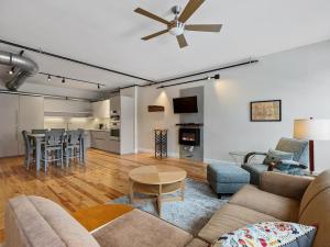 Η κουζίνα ή μικρή κουζίνα στο Findlay Suites - Perfect Location Over the Rhine