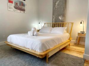Voodi või voodid majutusasutuse Findlay Suites - Perfect Location Over the Rhine toas