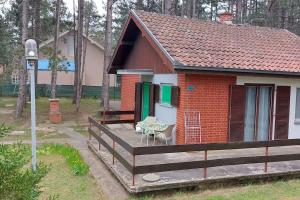 una piccola casa in mattoni rossi con un tavolo su un portico di House for us Vinci a Vinci