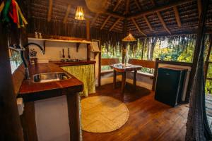 uma cozinha com um lavatório e um balcão num quarto em Cabana na árvore na Bahia! Para viver uma experiência de hospedagem pertinho da praia em Maraú