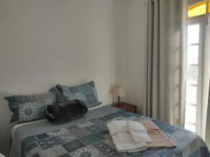 ein Schlafzimmer mit einem Bett mit zwei Handtüchern darauf in der Unterkunft Pousada Cantinho de Deus in Conservatória