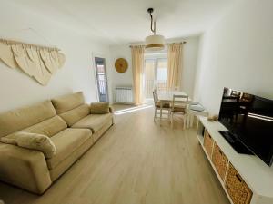 una sala de estar con un sofá y una mesa en Apartamento El Sereno, en Teruel