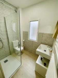 ein Bad mit einer Dusche, einem Waschbecken und einem WC in der Unterkunft Apartamento El Sereno in Teruel