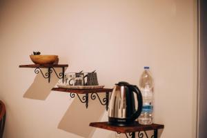 Set per la preparazione di tè e caffè presso Pine View Boutique Hotel Adults Only