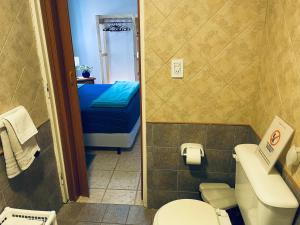 Preludio في فيلا جنرال بيلجرانو: حمام صغير مع مرحاض وسرير ازرق